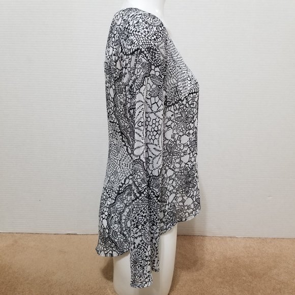 Ambiance top Small semi sheer floral geometric print split back bell sleeve - Picture 4 of 13